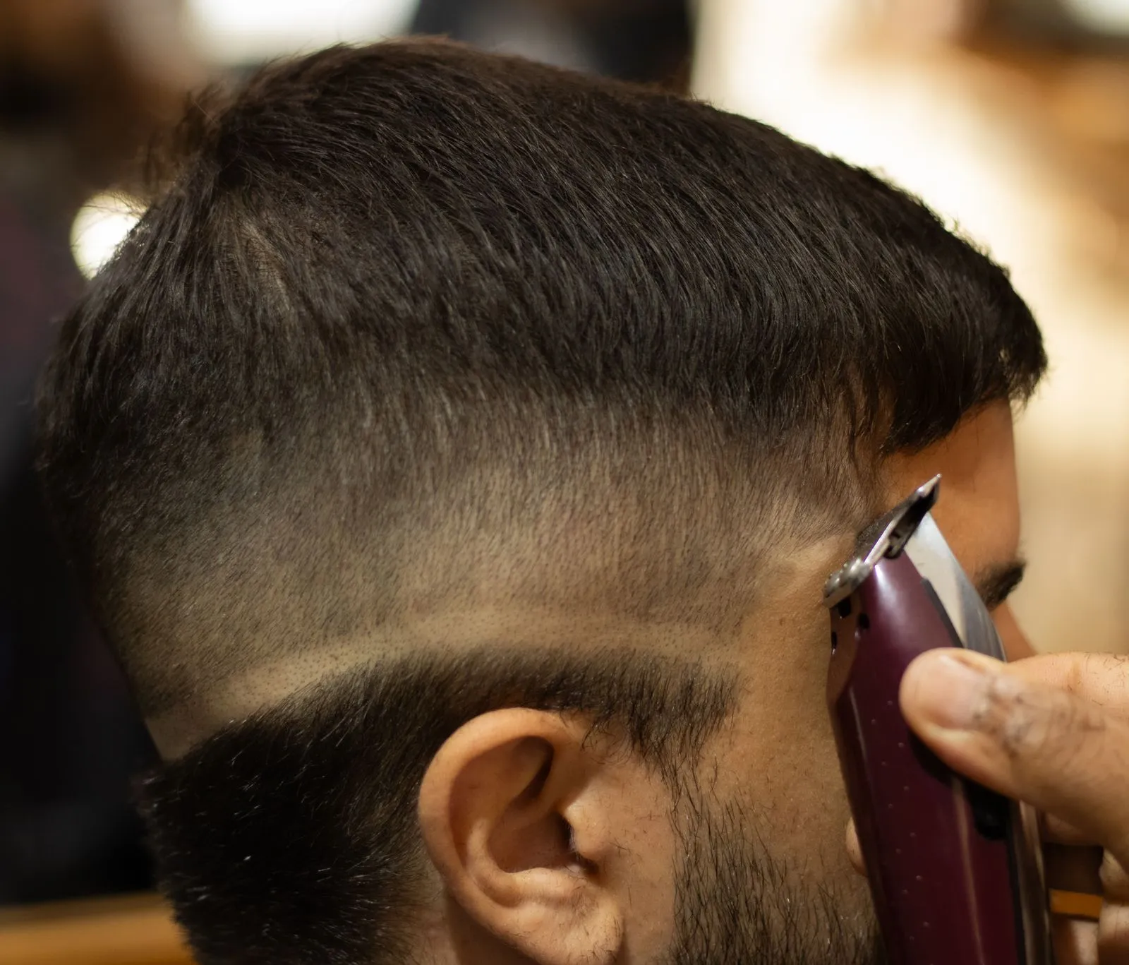 Detallado de la línea de barba y pescaje con máquina