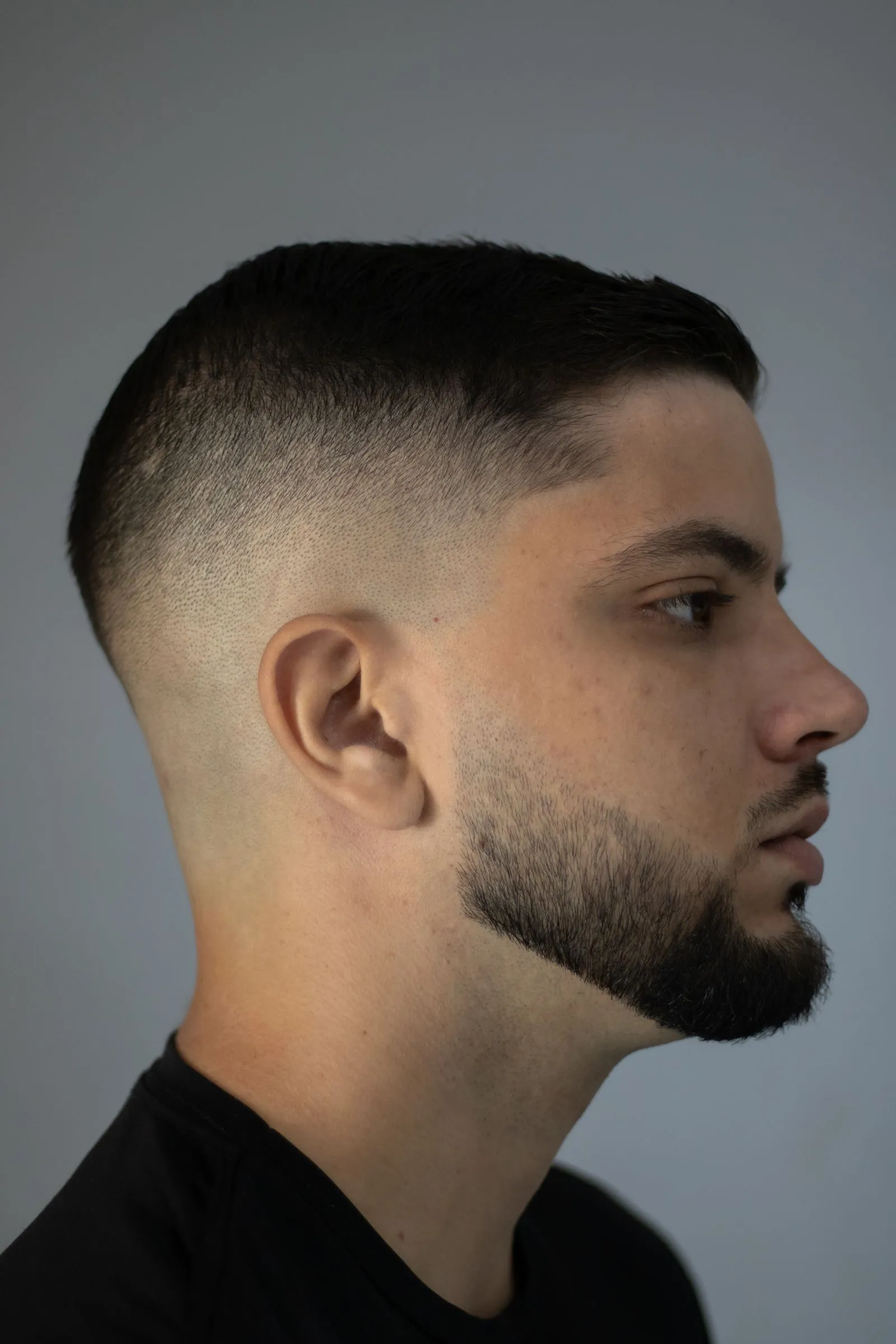 Perfil con degradado lateral y barba completa bien definida