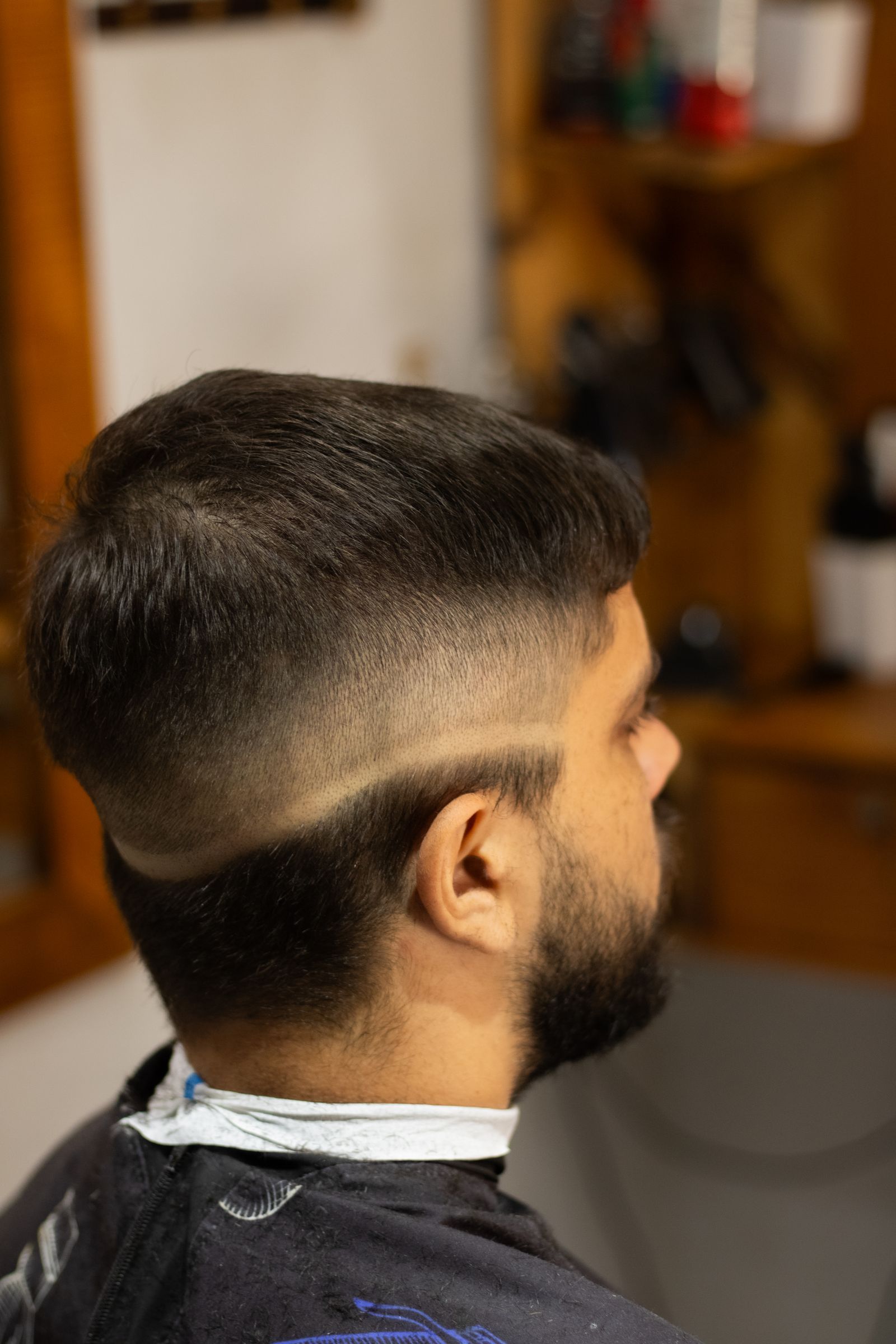 Trabajo de barbería: fade pescaje lateral