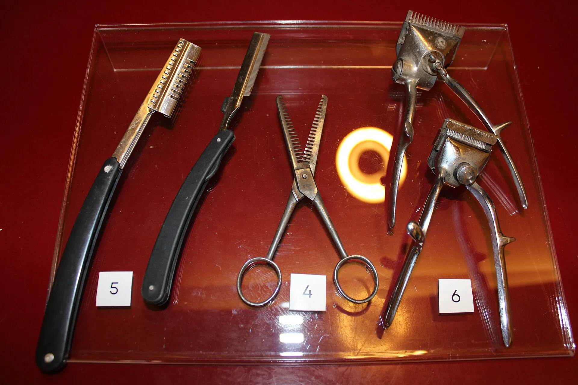 Herramientas de barbería vintage sobre la mesa