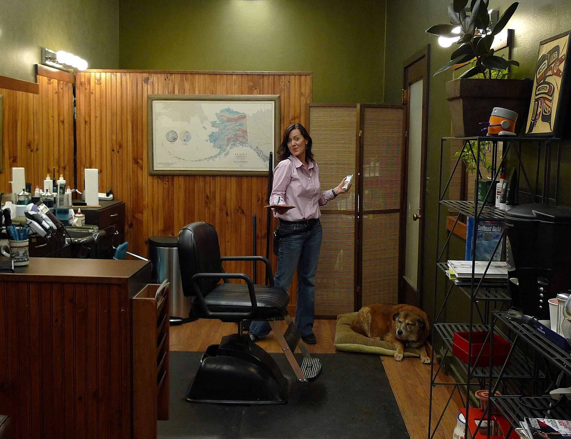 Interior del estudio con sillas de barbería y espejos