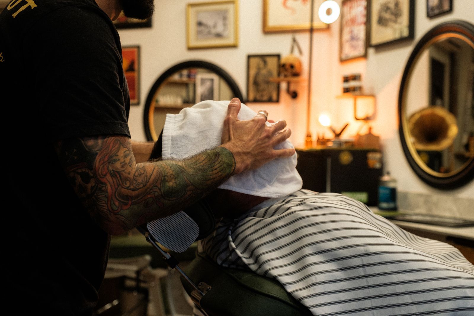 Trabajo de barbería: ritual toalla caliente