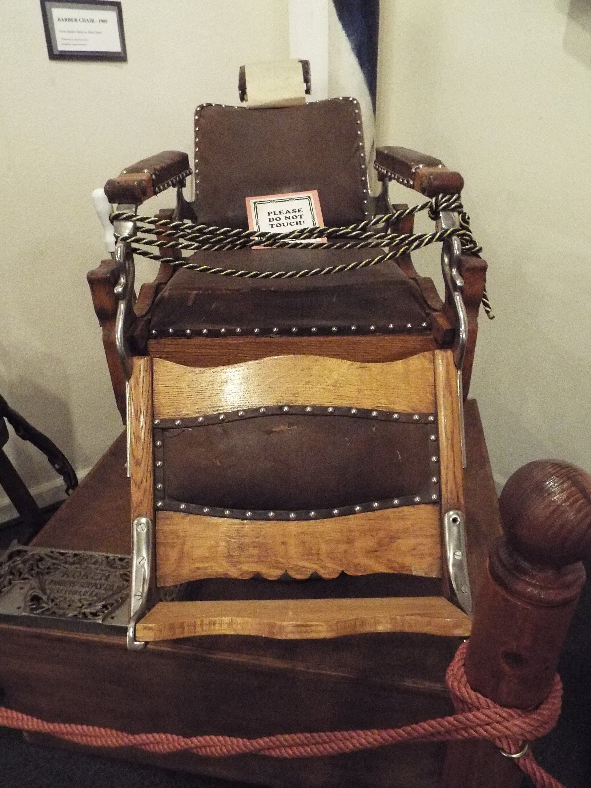 Sillón de barbería clásico en blanco y negro